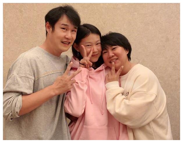 小沈阳晒一家三口全家福,对镜比v很是甜蜜,女儿嘴脸太像小沈阳