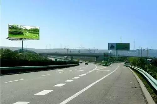 危险!高速出口匝道处强行变道