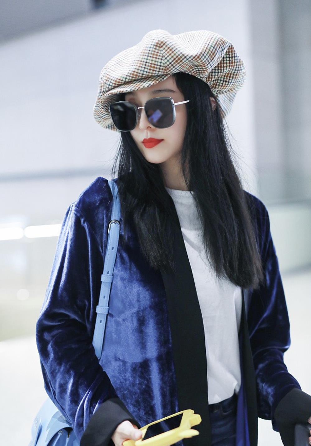 范冰冰戴贝雷帽白到发光 与妈妈同框颜值高