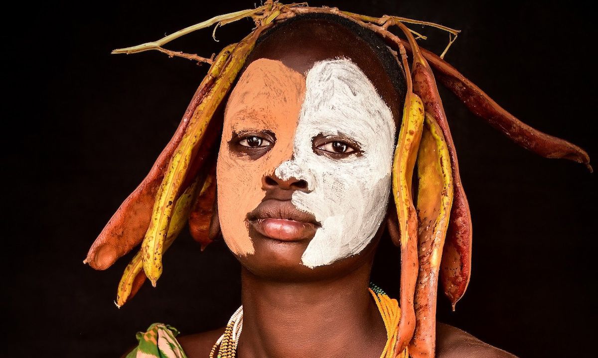 非洲边远部落的女孩如何化妆石粉是面霜植物是首饰