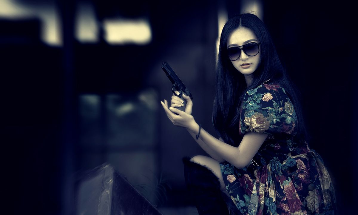 美图写真:长发披肩戴墨镜的女孩特务写真,展现酷酷的美