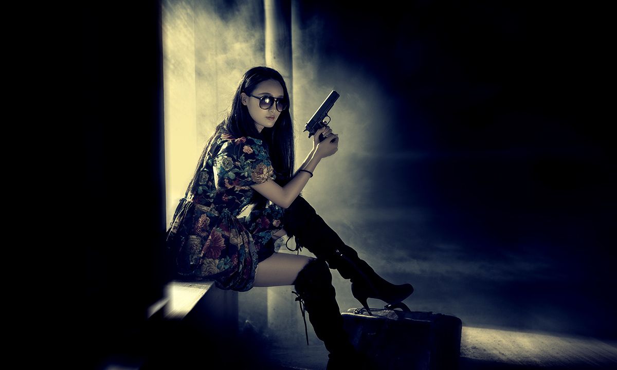 美图写真:长发披肩戴墨镜的女孩特务写真,展现酷酷的美