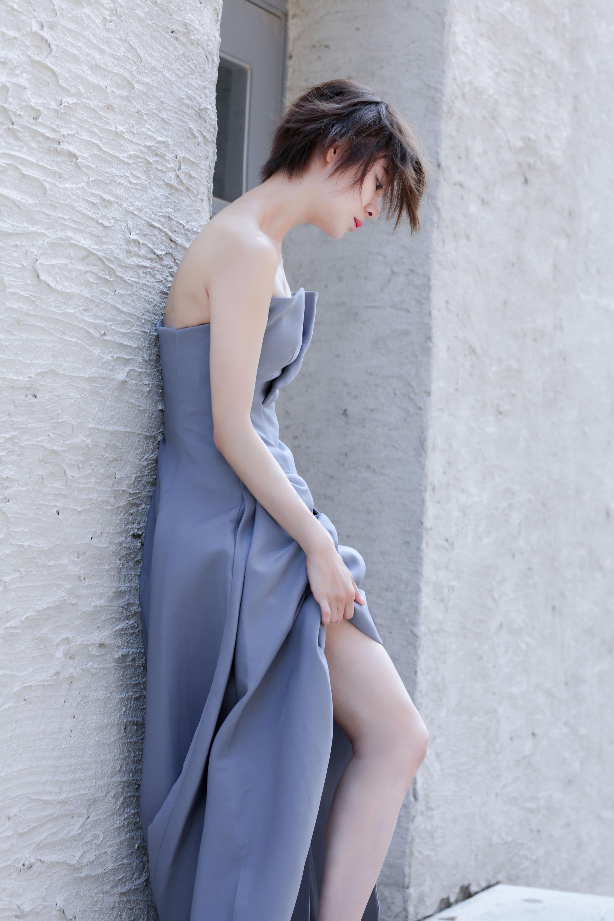 王汀时尚街拍释出自在从容彰显名伶魅力