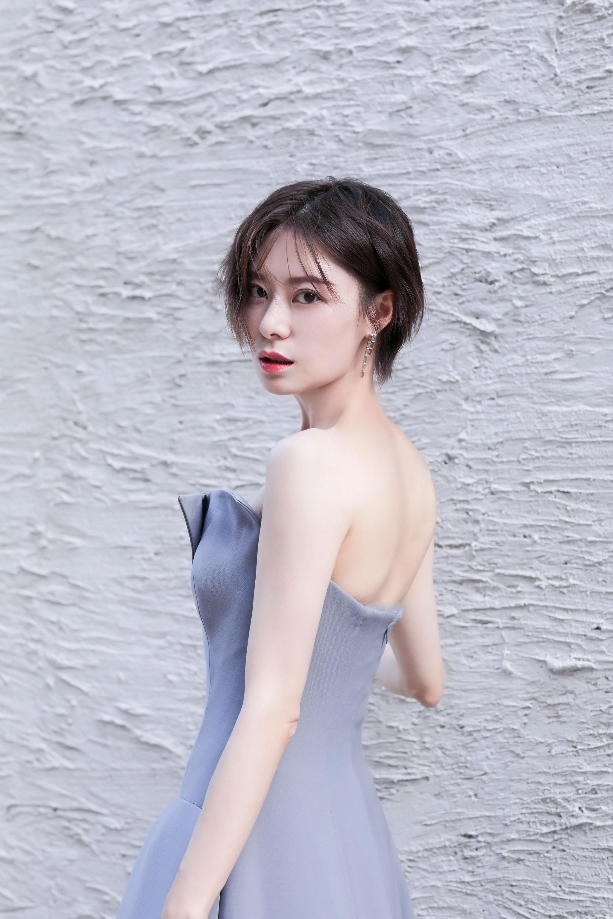 近日,斯年影视演员王汀一组夏日街拍释出.