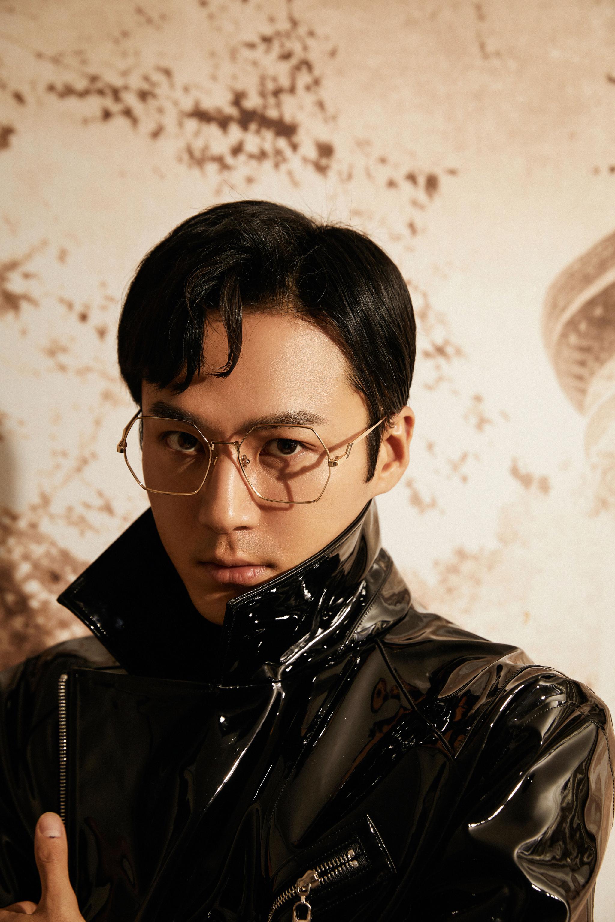 茅子俊相巴黎时装周黑衣冷峻宛如酷帅特工