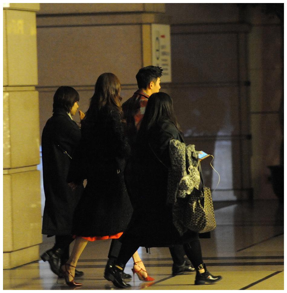 罗晋紧牵唐嫣返回酒店 十指紧扣甜蜜十足 狂撒狗粮