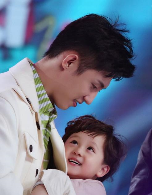 放开我北鼻的单禹豪小豪豪长高了,到黄景瑜腰部,告别小短腿