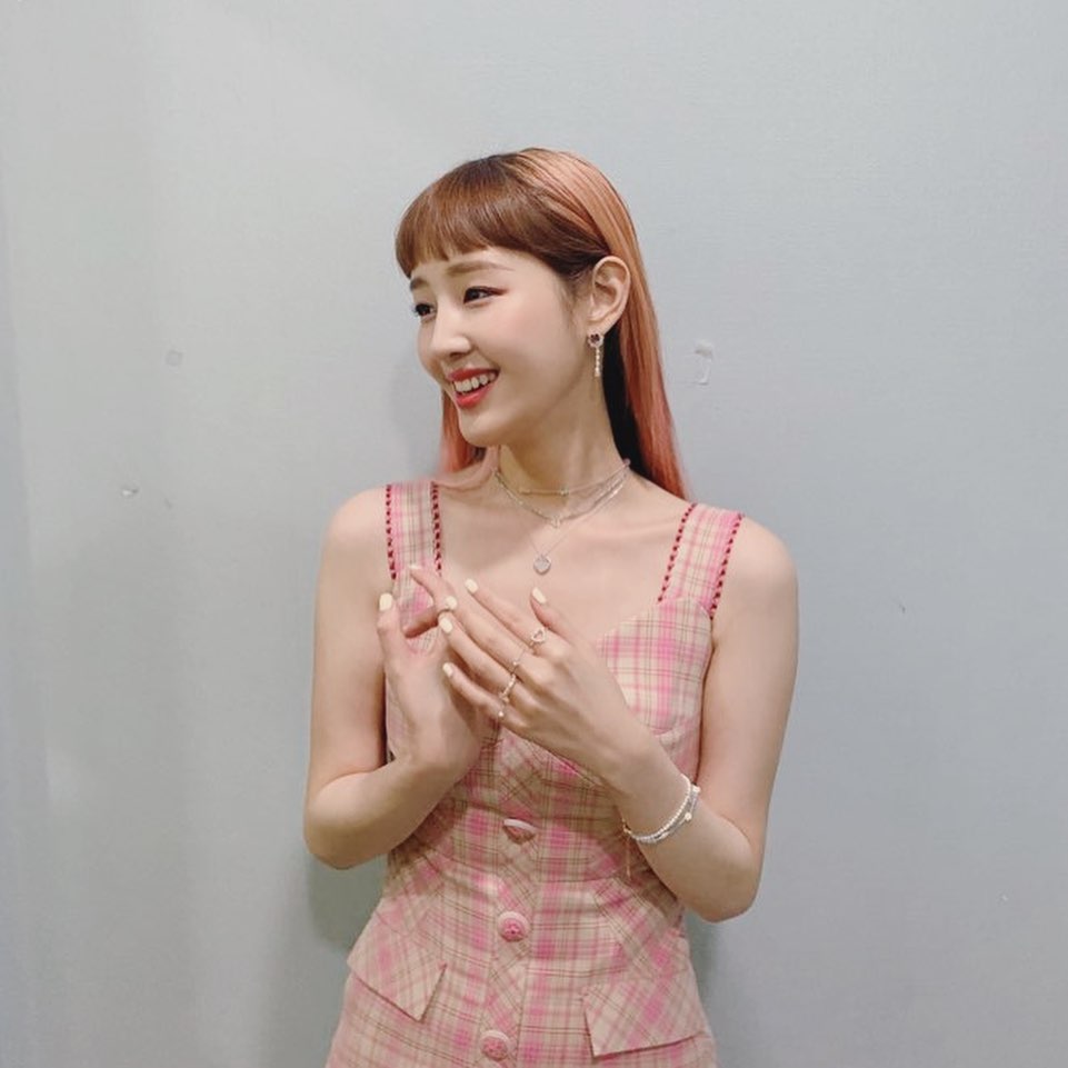 朴宝蓝2日在音乐银行首次公布新歌《因为想要》