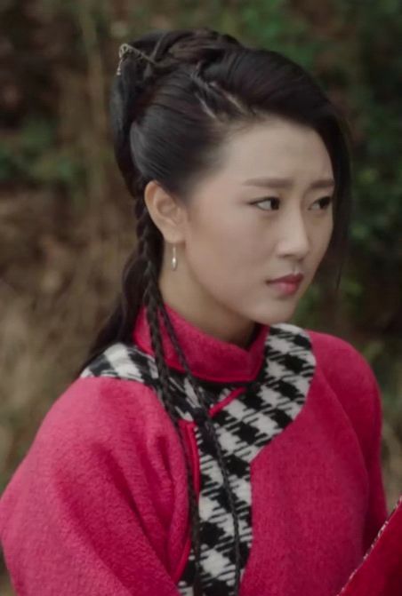 出演《天下粮田》中琴衣的陈楚月,一身帅气的古风装扮,惊艳全场