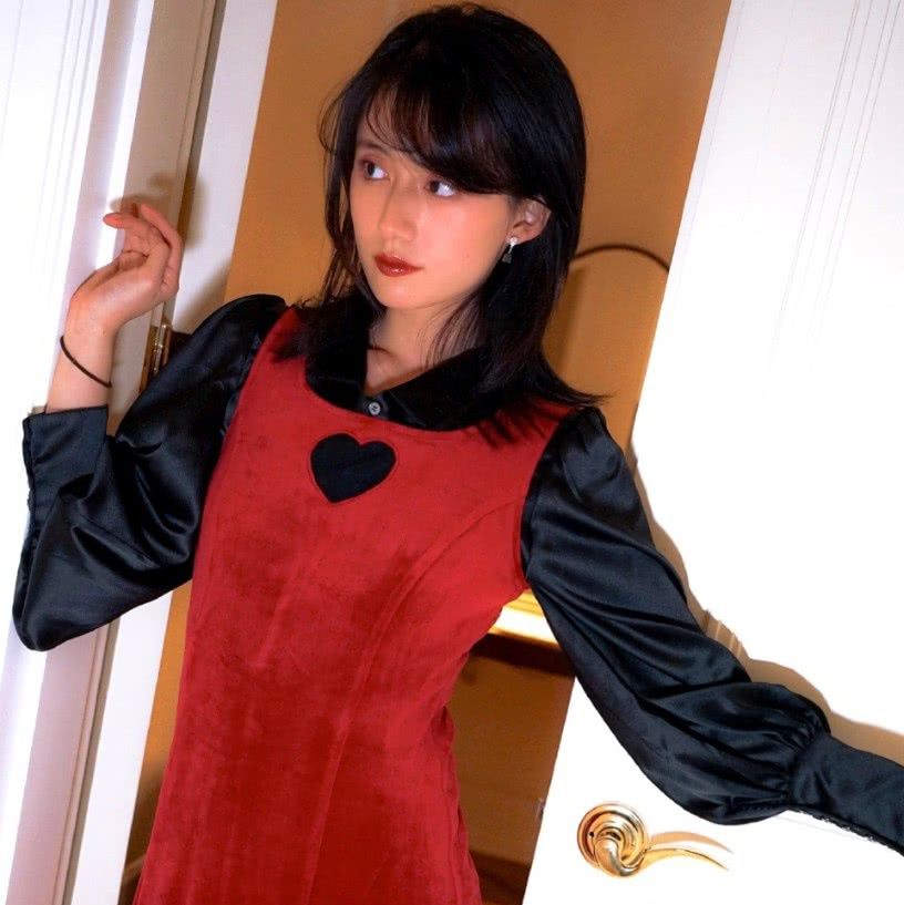 李诞女朋友黑尾酱陈典身穿一袭围裙暴露身材李诞真有福气