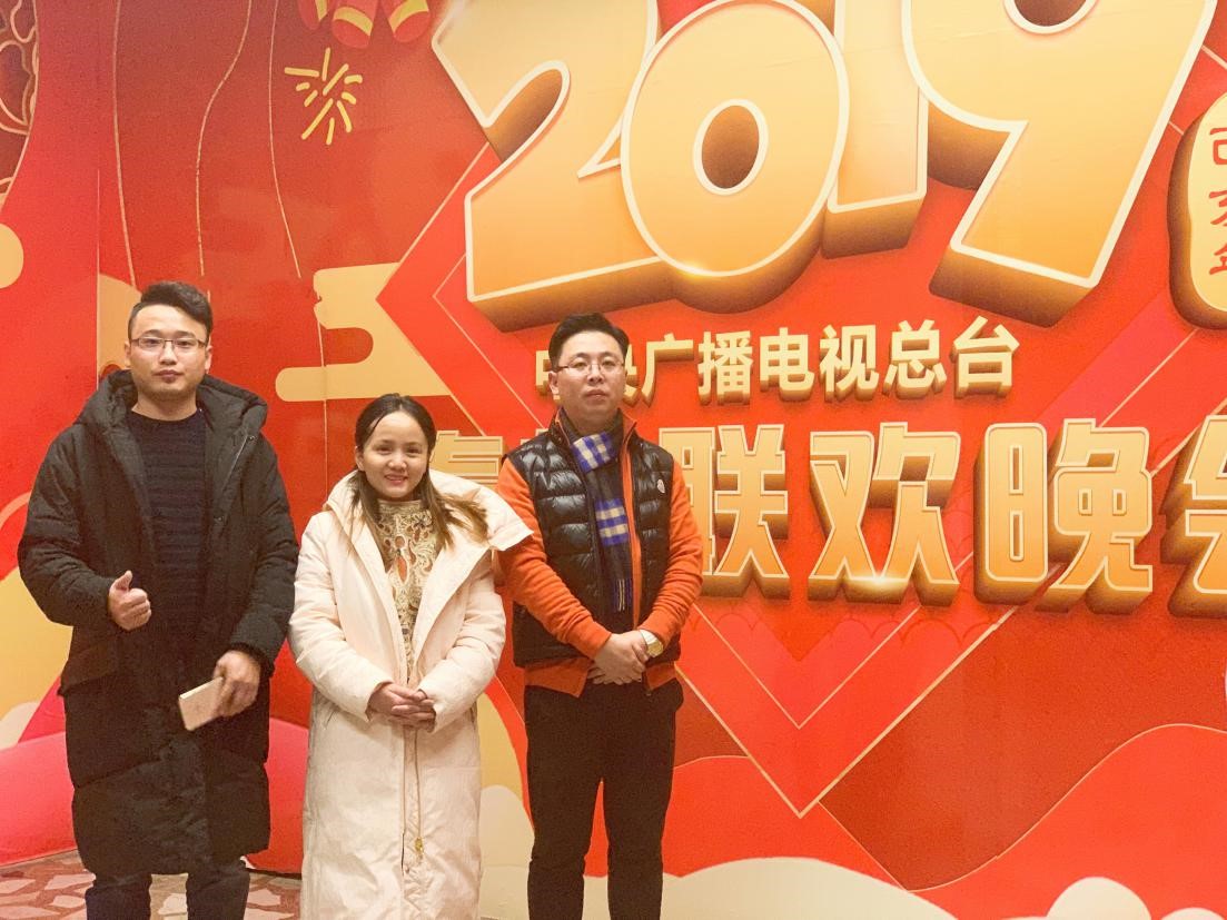 2019央视春晚嘉宾神首创始人黄寿仙女士春晚现场向全国人民拜年!