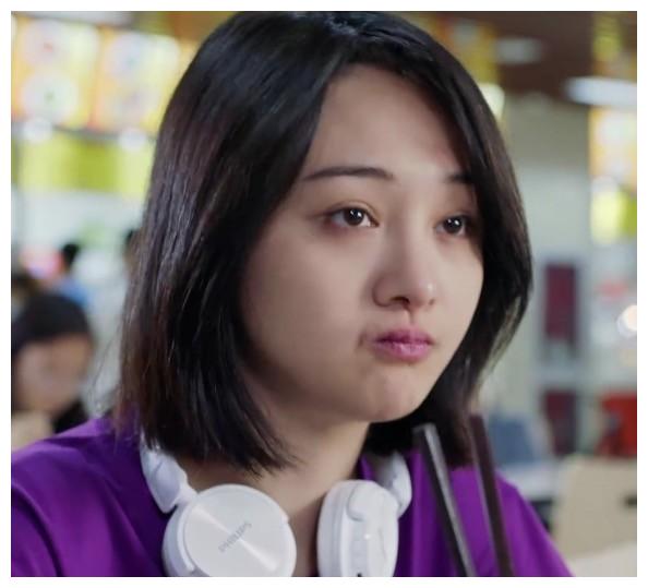 郑爽青春斗淡妆出镜嘴角伤疤明显却被指整容粉丝心疼