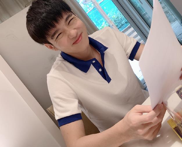 退役之后的严君泽生活是多姿多彩,上lpl当解说,转型当"男模",在