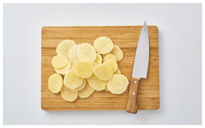 然后切片备用(切薄一点),然后准备一盆清水,将切好的土豆片放入浸泡