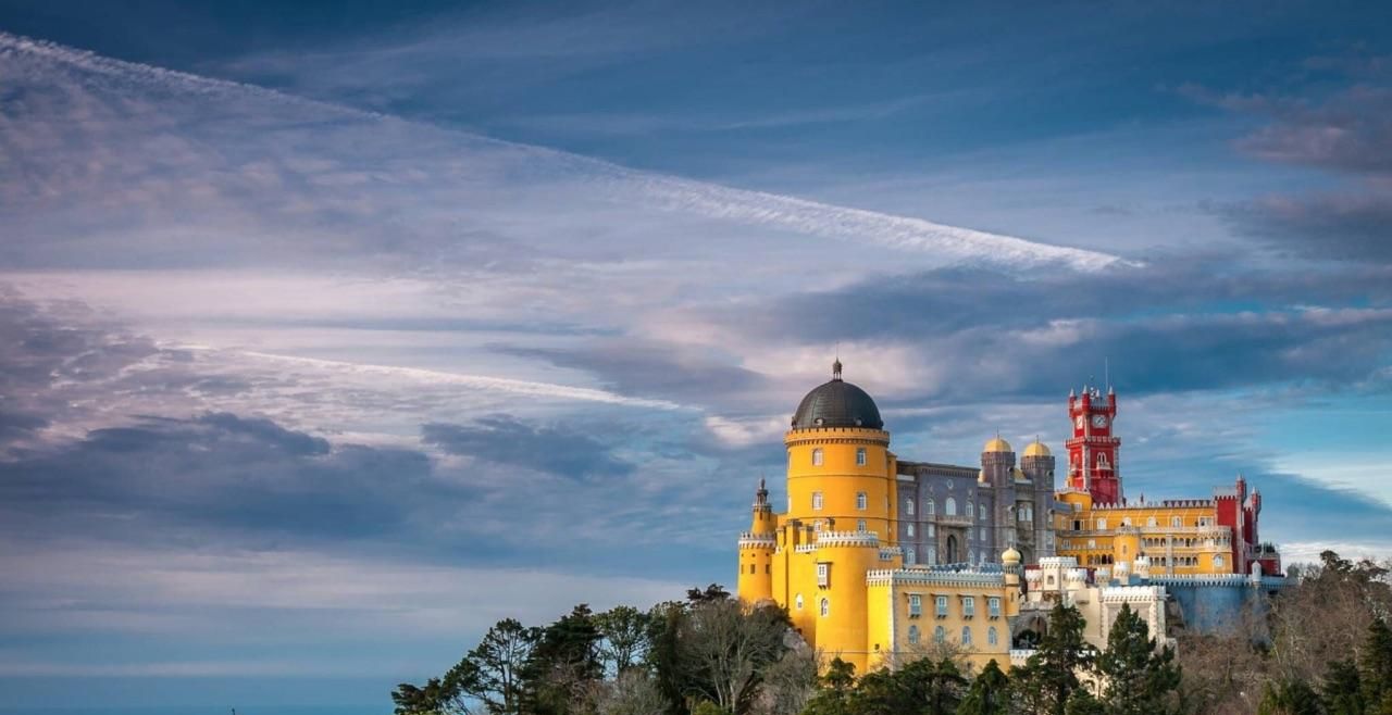 远远望见,这座看上去如游乐园一般的美丽城堡