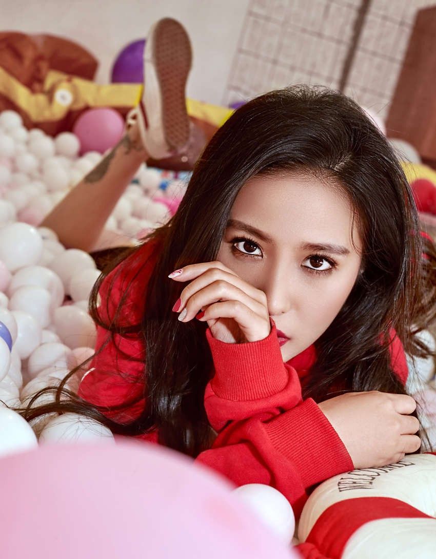 邱箫婵:穿红色刺绣卫衣搭配黑色运动短裤,妆容精致,明眸撩人!