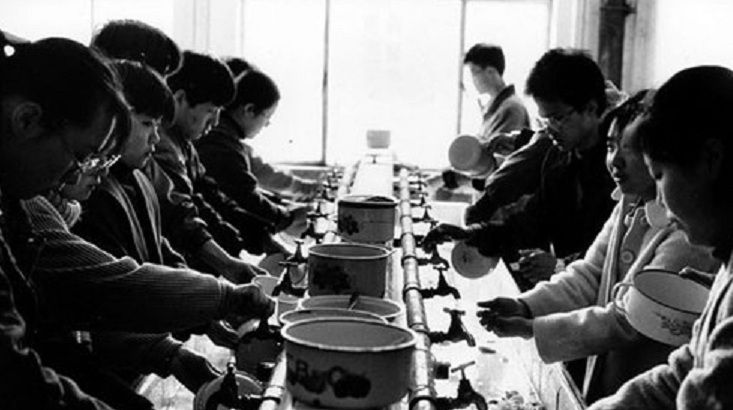 罕见老照片，90年代中国大学生的幸福生活原来是这样的|膀子|宿舍|师兄|生日|师姐_新浪新闻