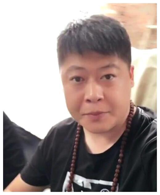 他是电视中又怂又可恨的谢永强,现实中的妻子曝光,颜值不输明星