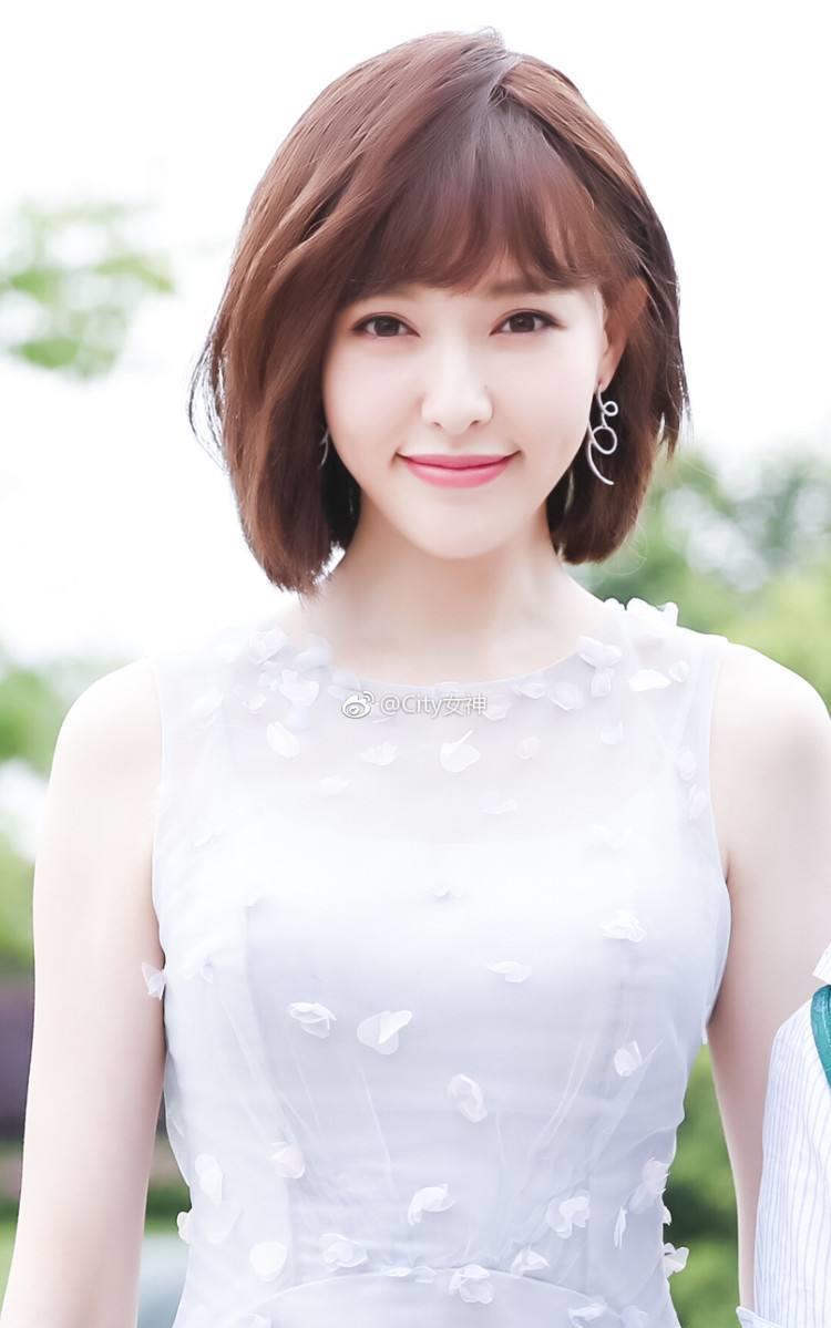 唐嫣亮相巴黎时装周复古波浪卷搭配牛仔套装新发型真好看