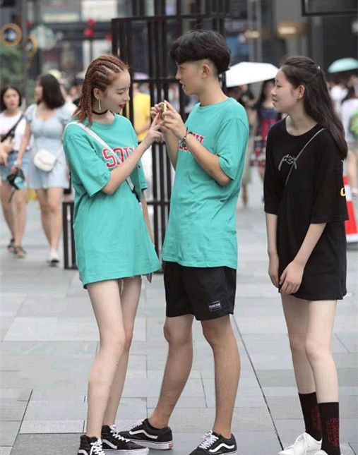 街拍:男女朋友一起逛街,你们会穿情侣装出行吗?