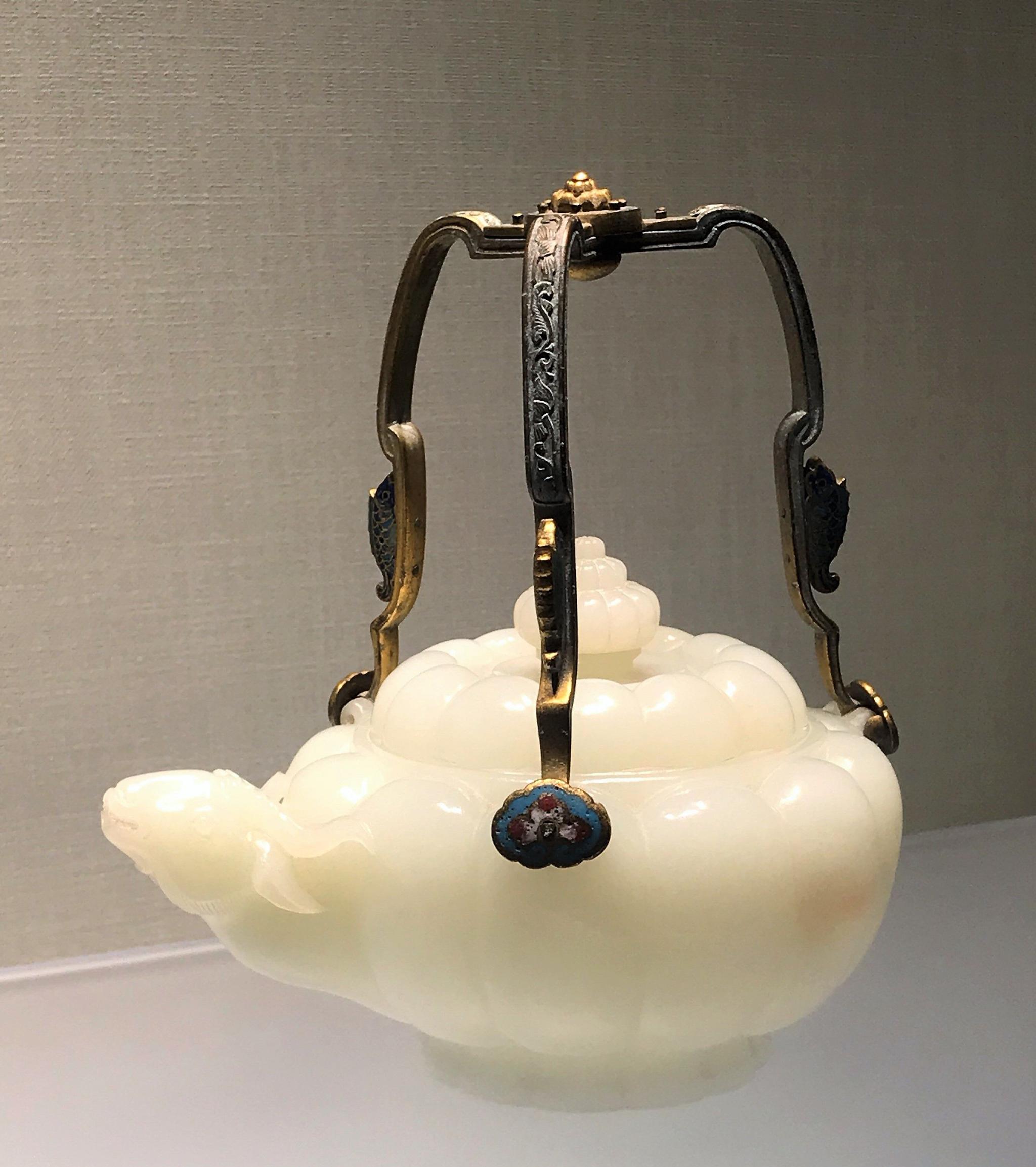 最上等的白玉产自新疆的和田,而和田白玉中质地细腻,温润如羊脂的,被