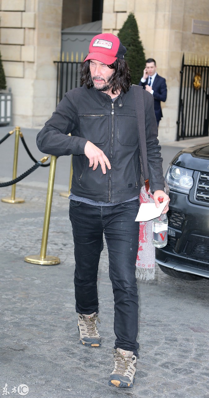基努里维斯低调现身巴黎街头留长发胡须变成忧郁大叔