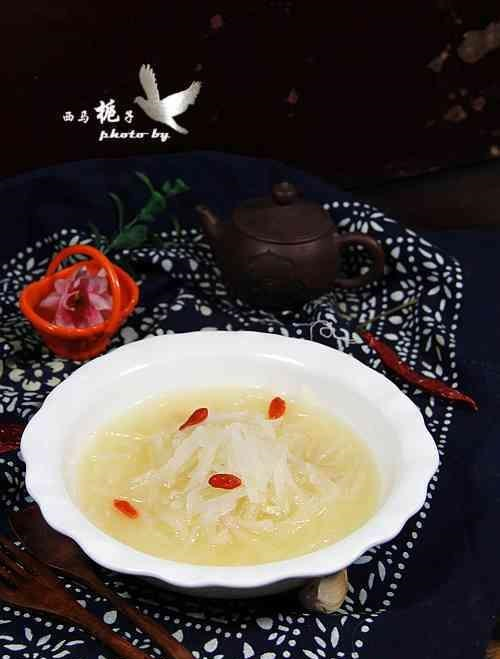 主料;净界鸡  萝卜 枸杞 辅料;葱姜 盐 做法