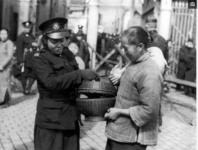 老照片中40年代的民国警察,除了欺负老百姓也不会别的了!