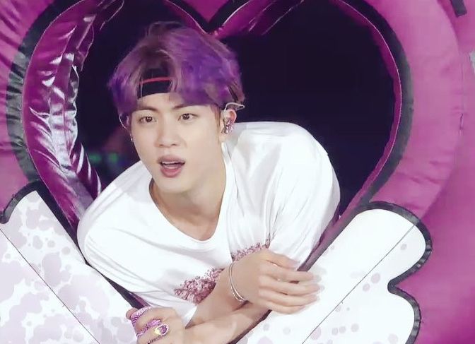 防弹少年团:紫色头发加发带的金硕珍jin真是好帅好苏一男的!