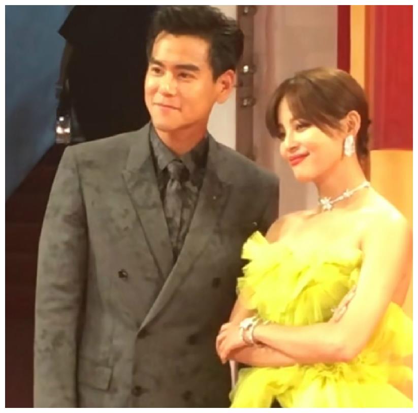 辛芷蕾出席活动美艳绝伦身旁彭于晏的眼神亮了网友喊话翟天临