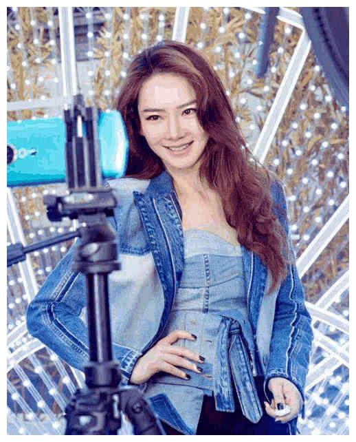 戚薇给女儿冲奶粉只用进口矿泉水?看完她的购物单,网友为她点赞