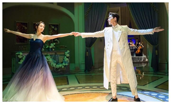 张钧甯 鱼尾裙 #温暖的弦# 温暖穿着最美的晚礼服和占南弦在舞池中