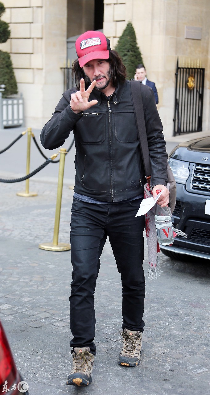 基努里维斯低调现身巴黎街头留长发胡须变成忧郁大叔