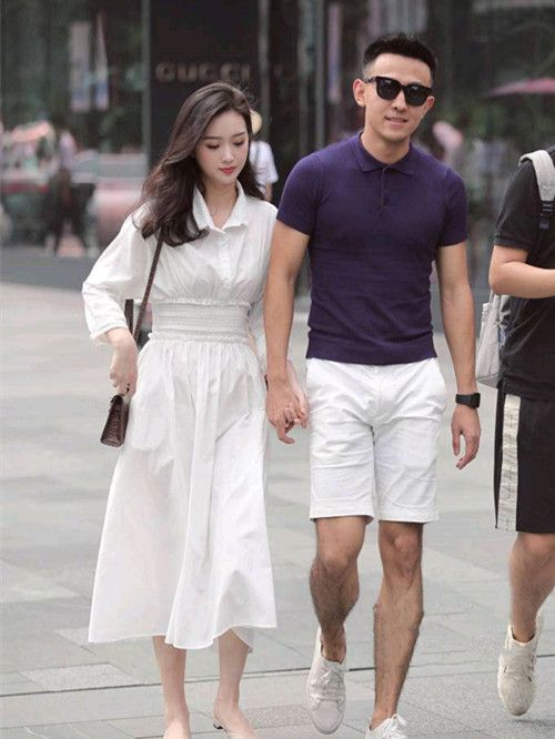 街拍:男女朋友一起逛街,你们会穿情侣装出行吗?