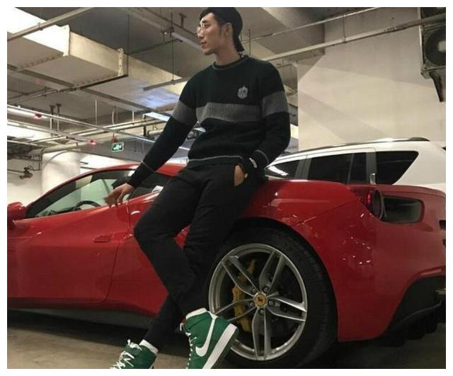 女排张常宁逛恐龙园,富二代男友坐350万法拉利改骑小摩托