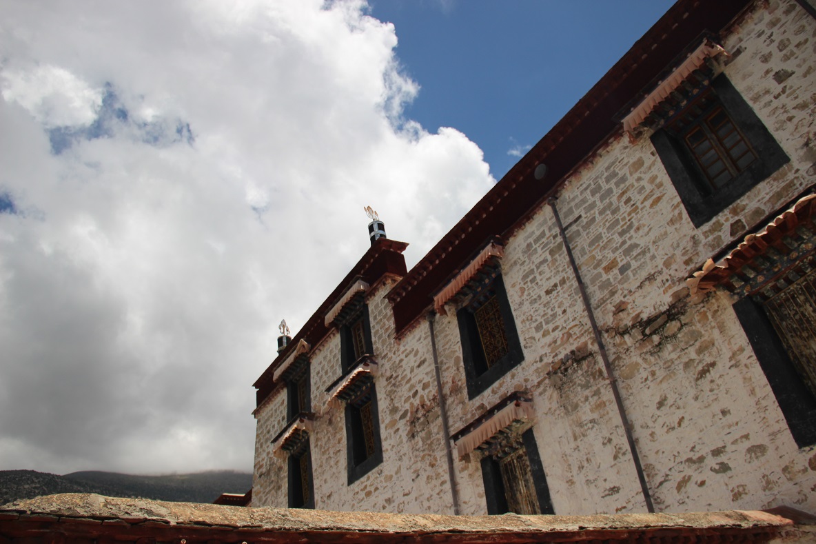 拉萨规模最宏大的寺院,坐落在根培乌孜山南坡的坳里