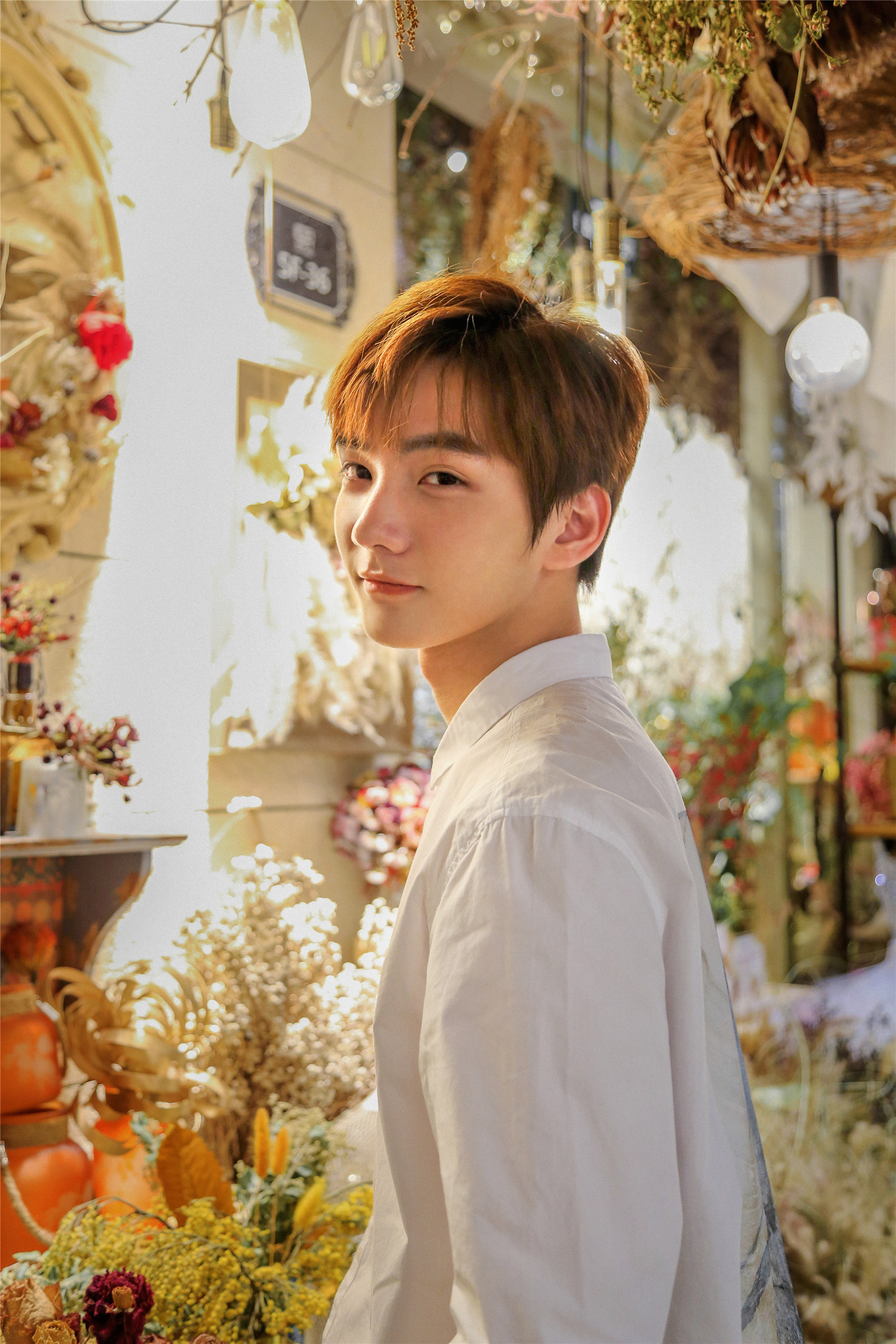 祁宋花店写真曝光 白衬衣少年的限定心动