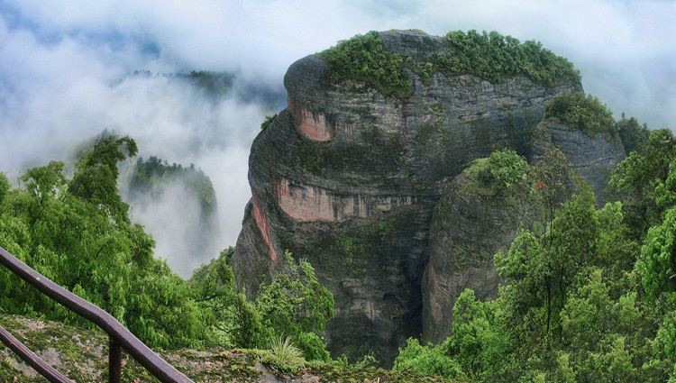 传说江郎山是古时候三个姓江的兄弟登上山顶变成为三大巨石而形成