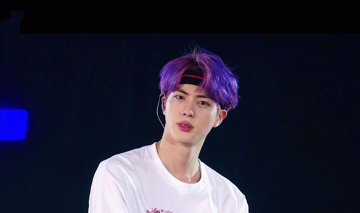 防弹少年团:紫色头发加发带的金硕珍jin真是好帅好苏一男的!