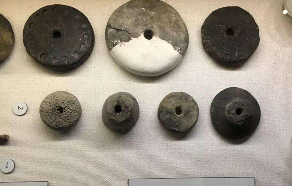 河姆渡遗址出土的纺织工具,证明人类已经迈入了由耕而织的阶段