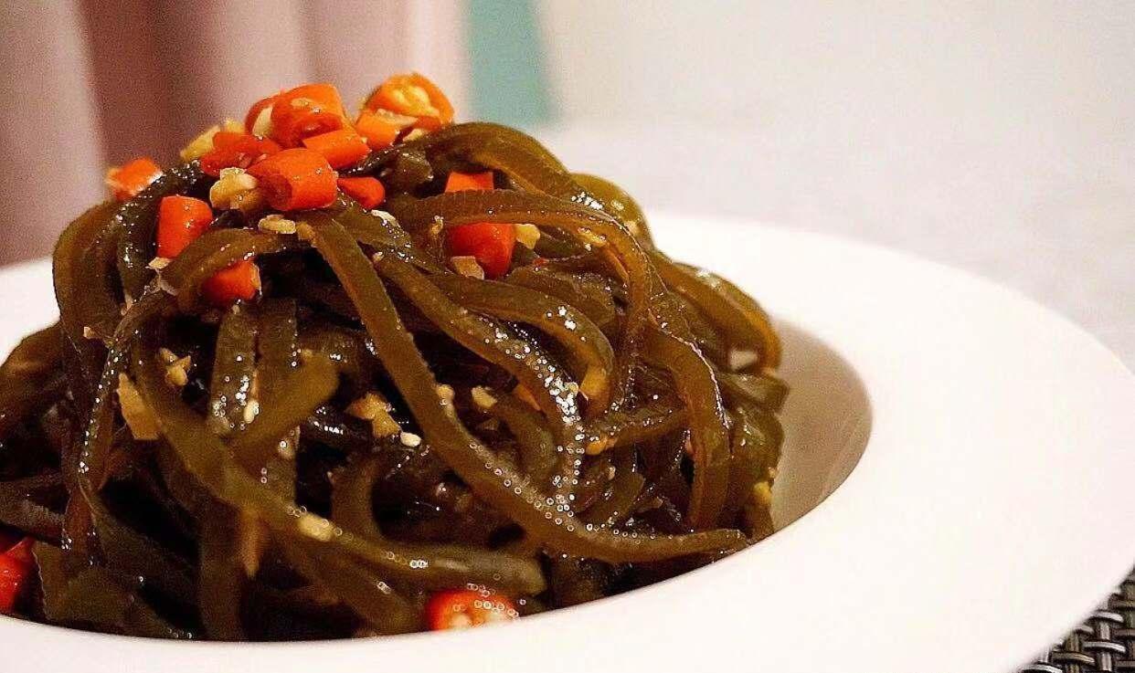 凉拌海带丝即可搅拌,在浇上麻油,放点白糖,放点香菜和小葱点缀胡萝卜