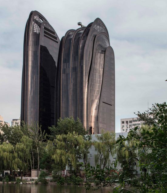 中国建筑师马岩松创作的朝阳公园广场建筑群灵感来自群山