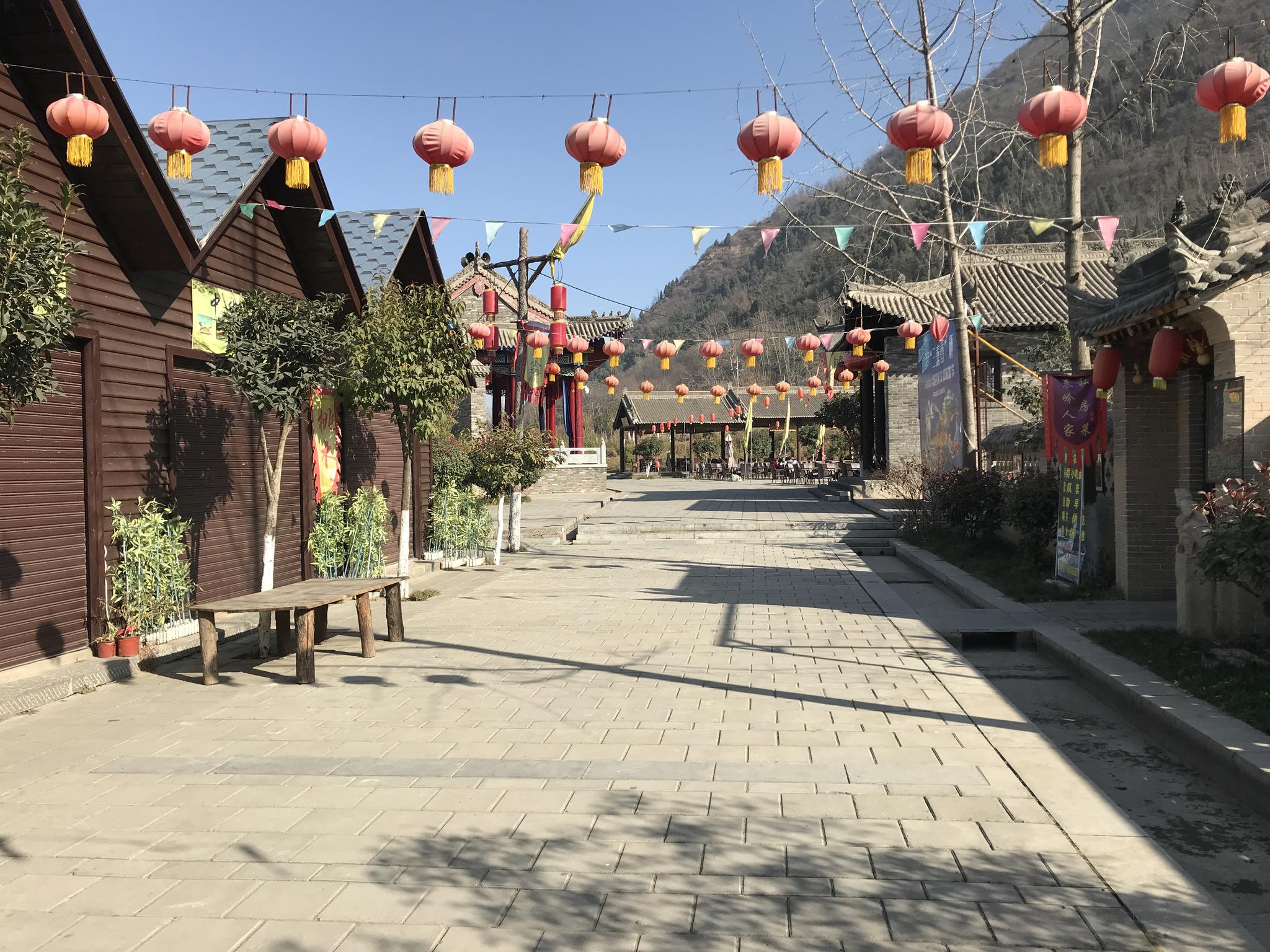 将军山古镇生意萧条,游客到此只能爬山休闲