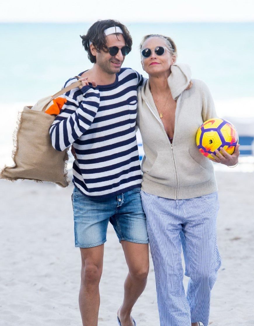 60岁的莎朗·斯通和小男友在迈阿密海边大秀恩爱