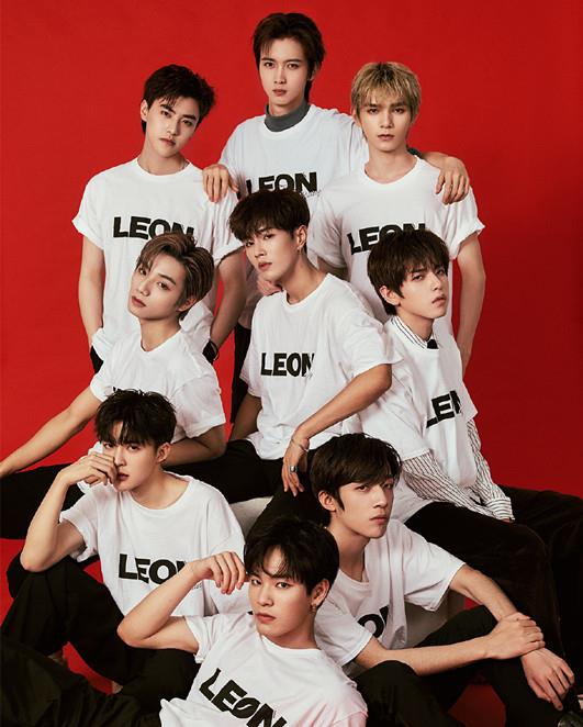 unine上班图李汶翰扎染绿卫衣酷帅却被陈宥维小细腿抢镜