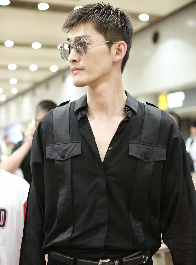 张翰穿黑色系look酷劲足,发型清爽大秀长腿