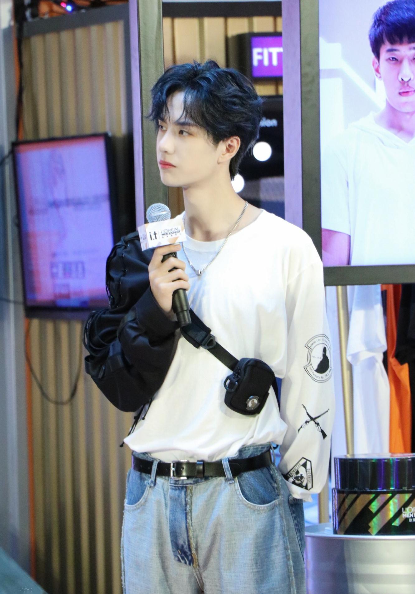 王一博酷盖少年来袭,教科书式潮男穿搭,简直是男友大长腿啊!