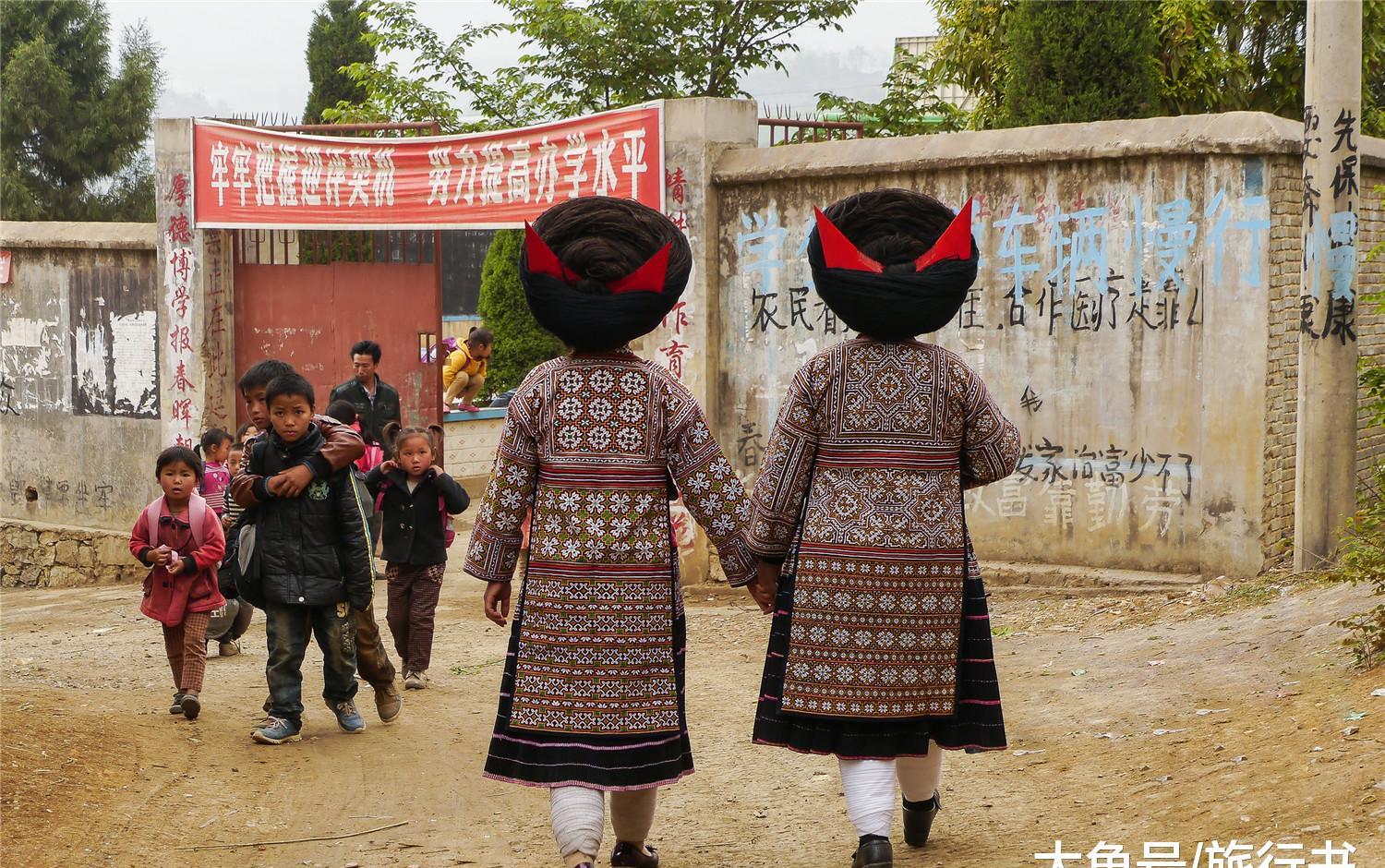 最"赶时髦"的民族:因旅游业影响,少女们返乡重新穿上苗族服饰|花苗