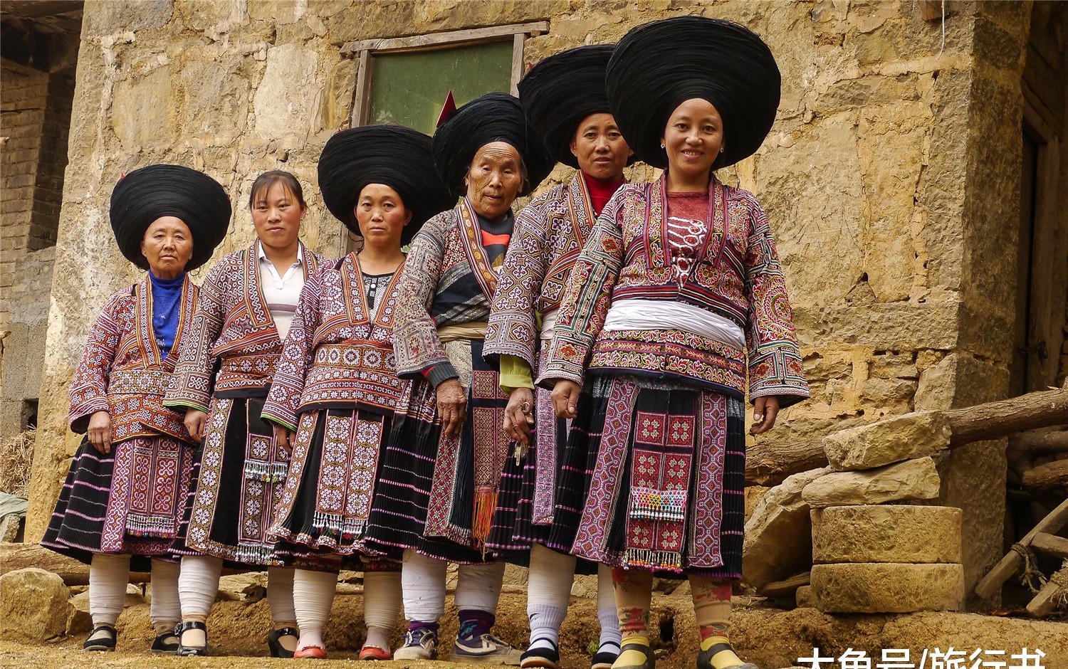 最"赶时髦"的民族:因旅游业影响,少女们返乡重新穿上苗族服饰|花苗