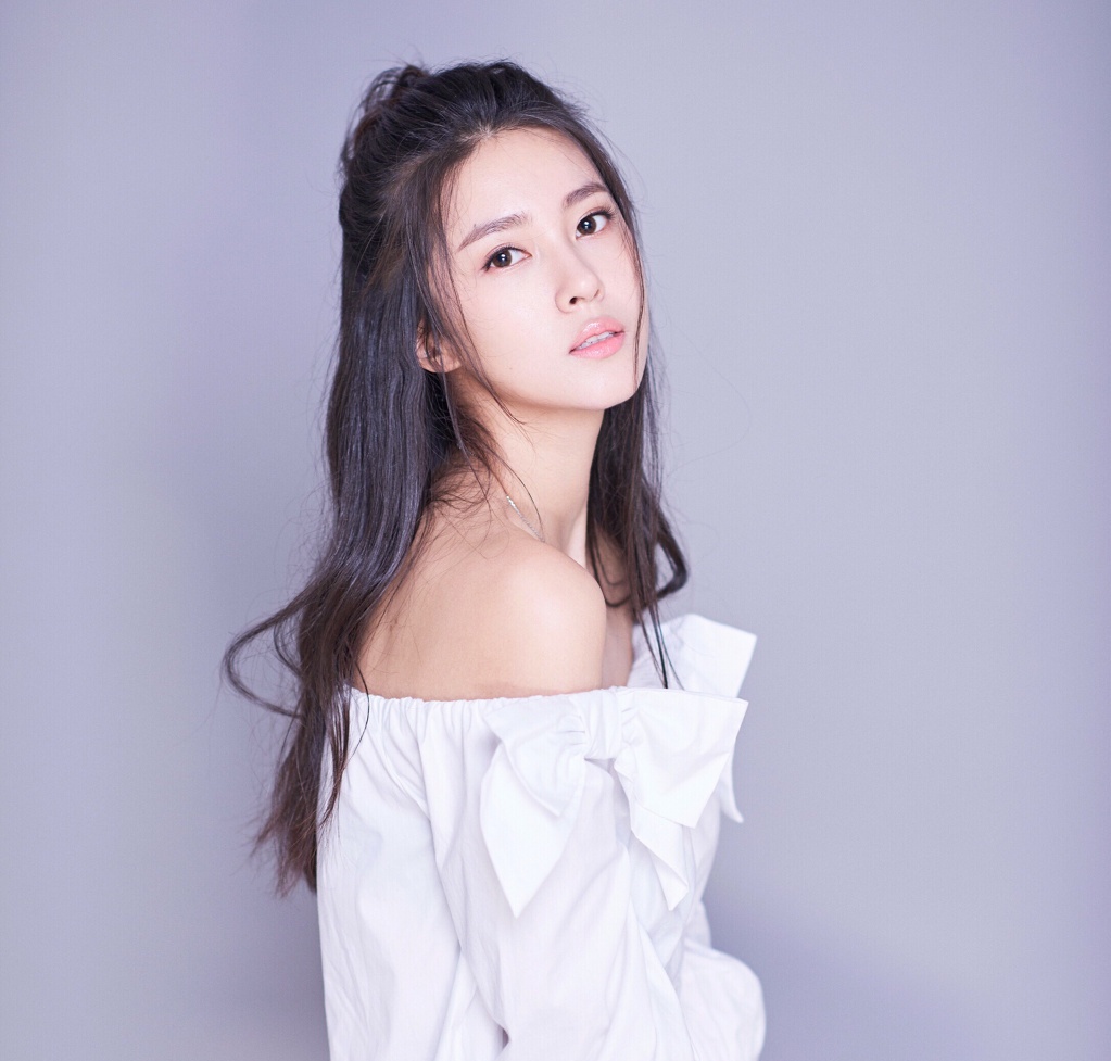 外表青春靓丽气质高贵典雅钟鹿纯